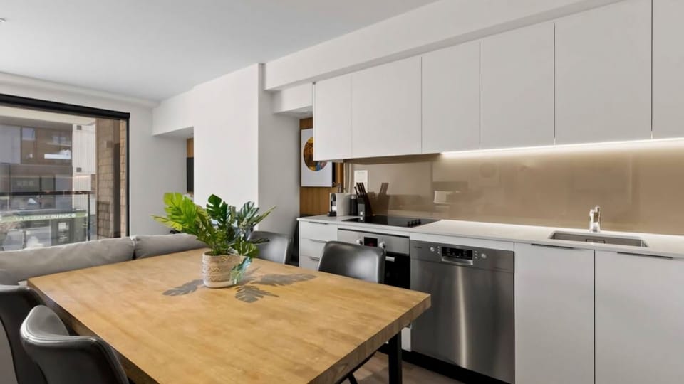 Fully equipped kitchen and dinning area