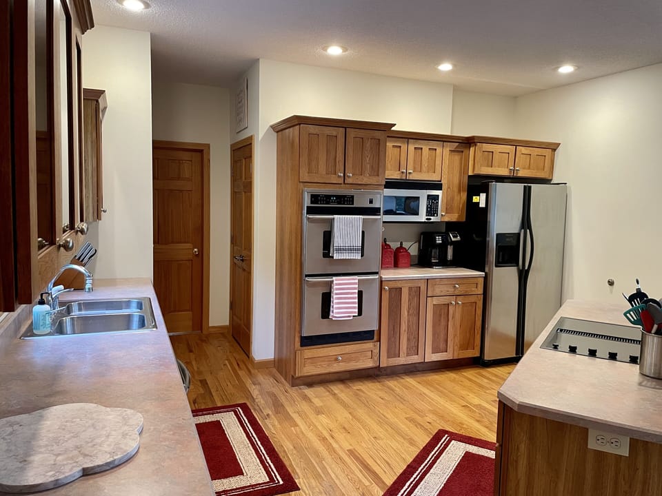 Kitchen: double filtered well water from fridge dispenser, double ovens