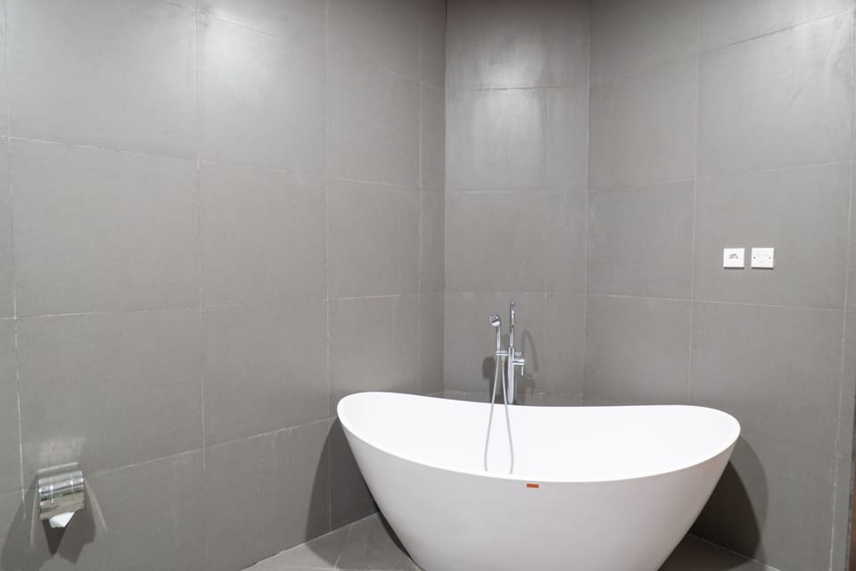 Royal Suite | Deep soaking bathtub
