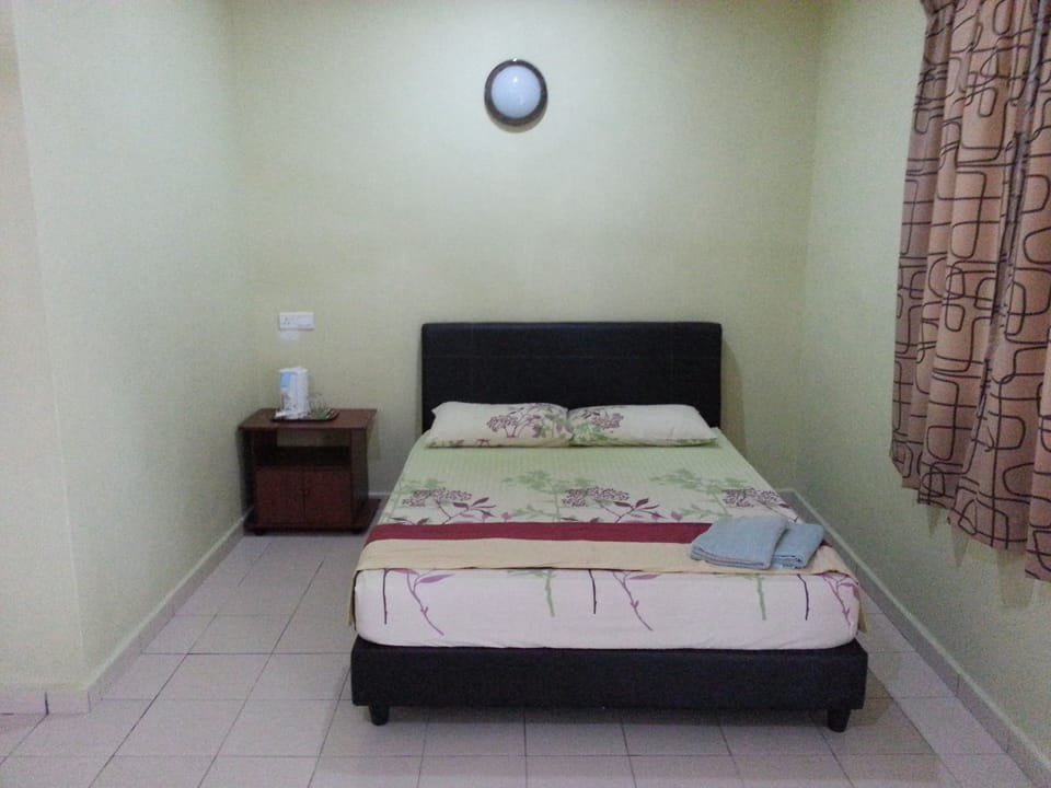 Standard Room | Desk, iron/ironing board, free WiFi