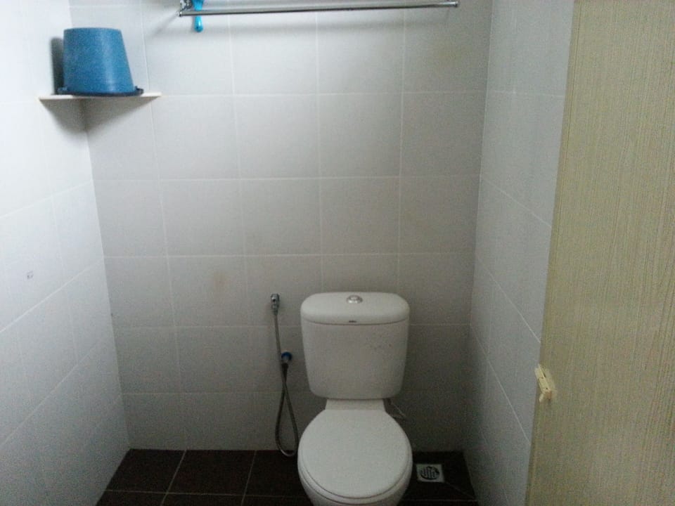 Standard Room | Bathroom | Shower, hair dryer, towels
