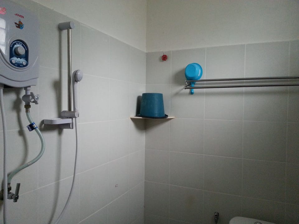 Standard Room | Bathroom shower