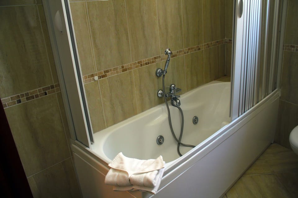 Junior Room | Bathroom | Hair dryer, bidet, towels