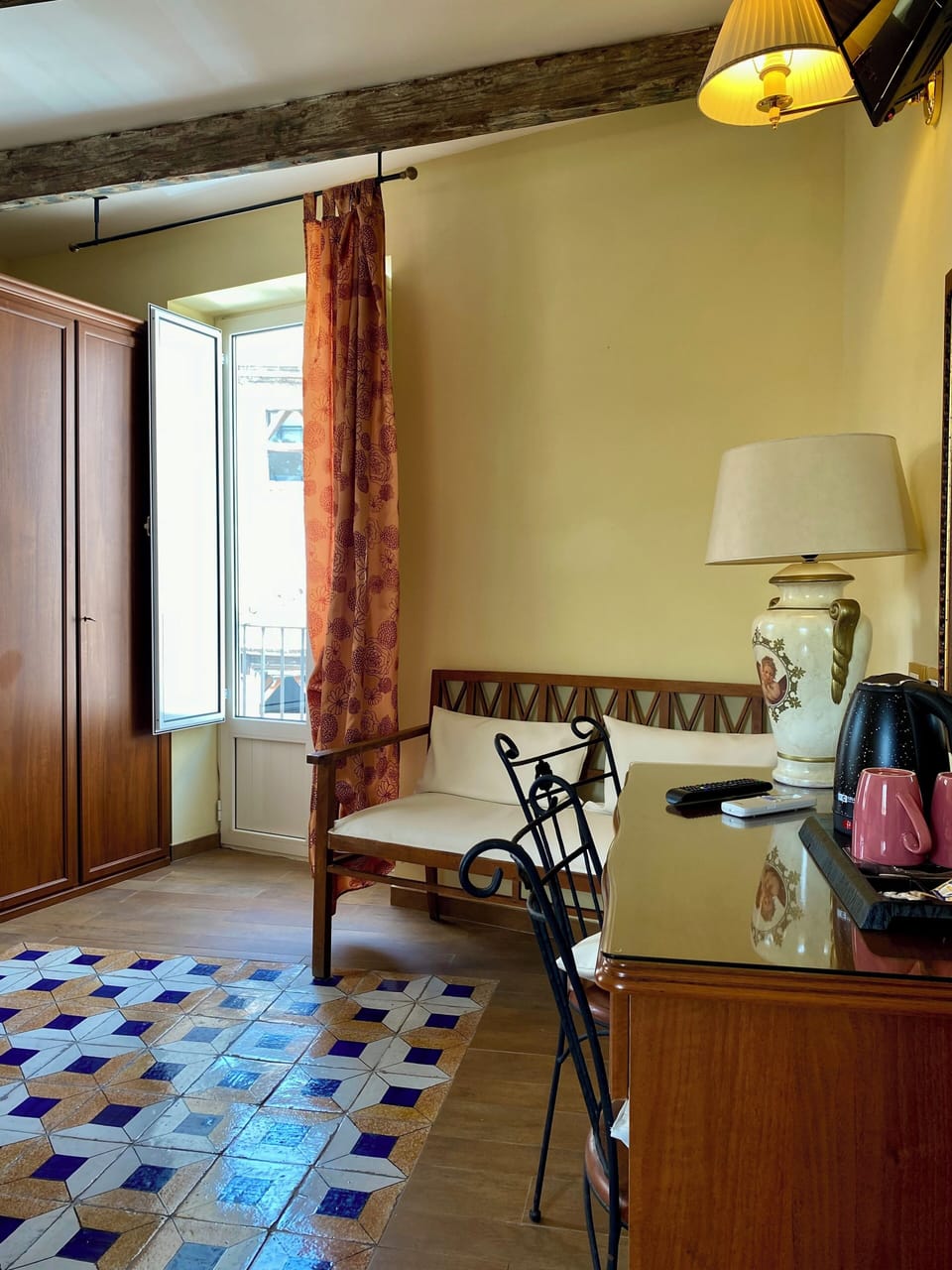 Basic Room | Premium bedding, minibar, in-room safe, desk