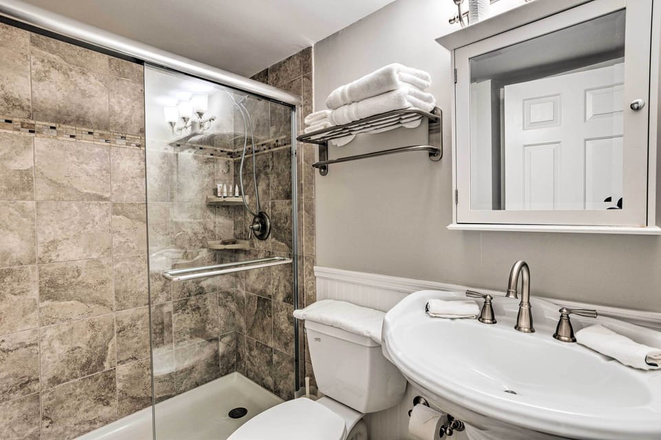 Full Bathroom | Complimentary Toiletries