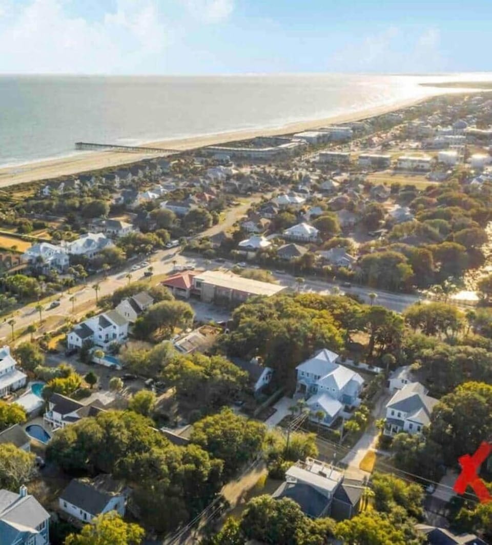 Walk two blocks to the beach entrance, a couple more to groceries, live music at Windjammers or many local restaurants. 