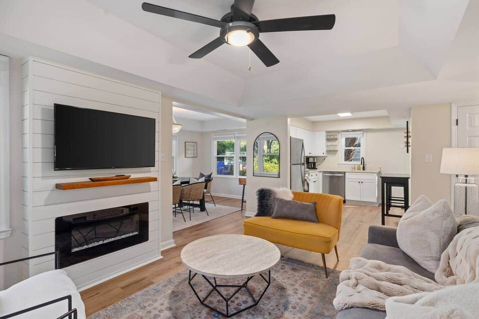 Let the sunshine fill out the space. Large glass windows allow for plenty of natural light.
