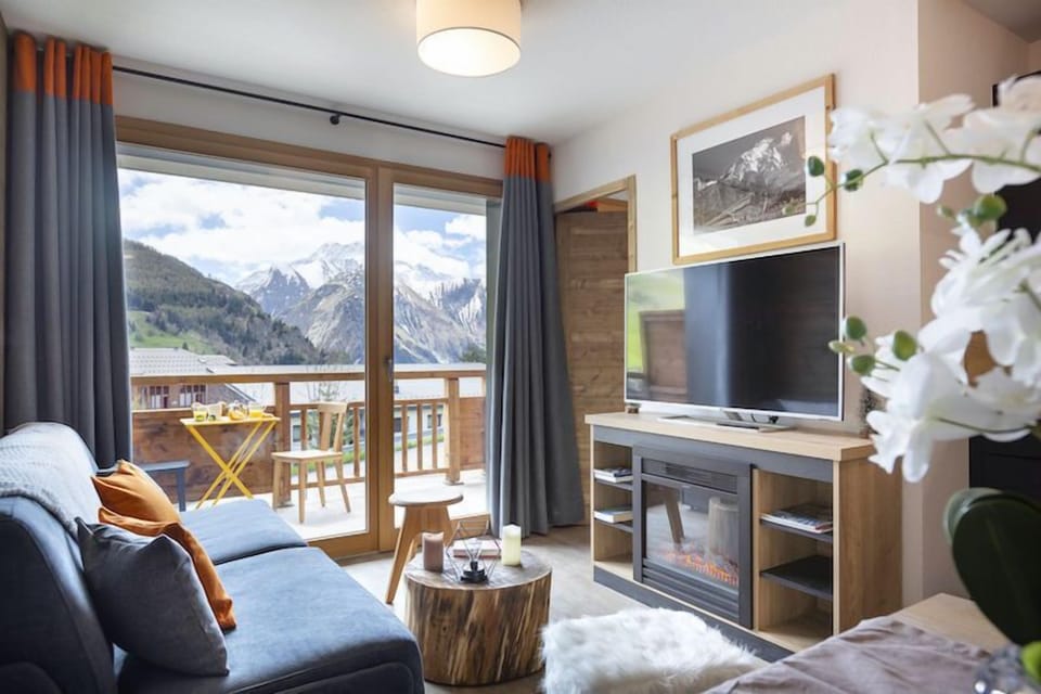 Unwind in the bright living area. Some units may be equipped with a balcony/terrace.
