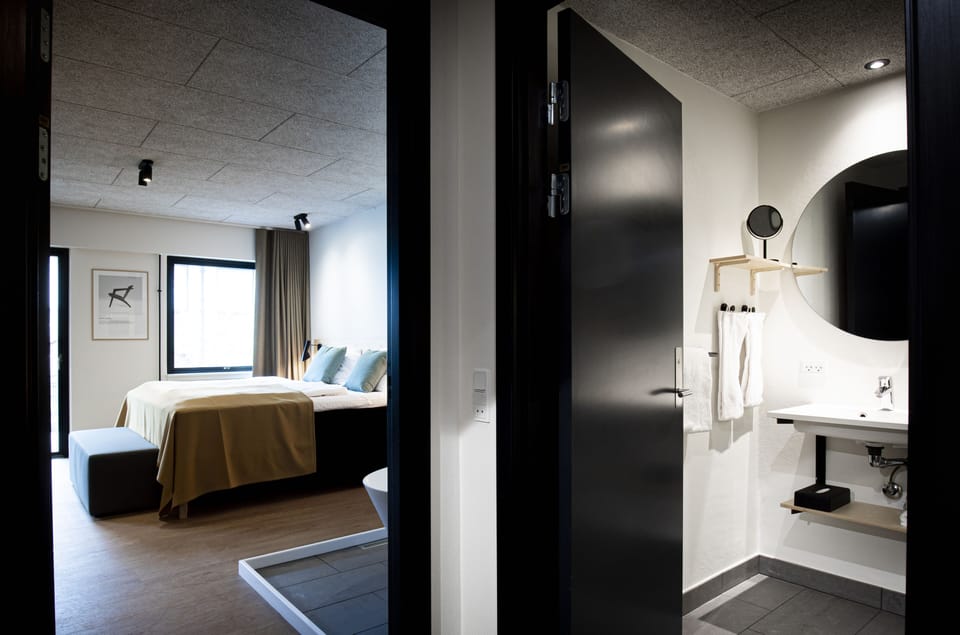 Junior Suite | Hypo-allergenic bedding, laptop workspace, free WiFi, bed sheets