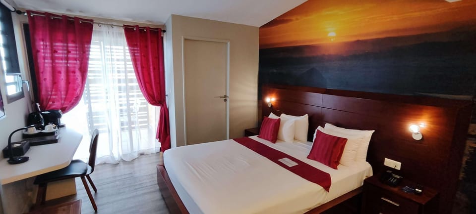 Superior Room, 1 Double Bed, Sea View | Minibar, in-room safe, individually furnished, laptop workspace