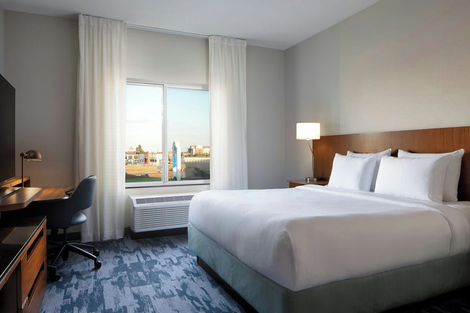 Room, 1 King Bed | Premium bedding, in-room safe, desk, iron/ironing board