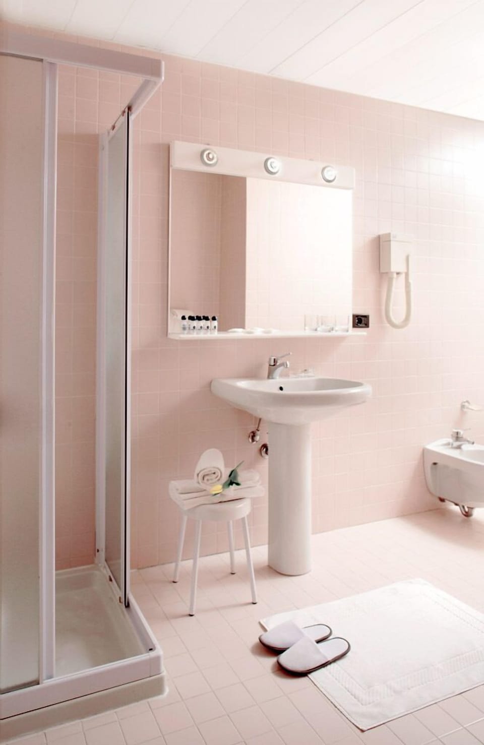 Superior Triple Room | Bathroom | Free toiletries, hair dryer, bidet, towels