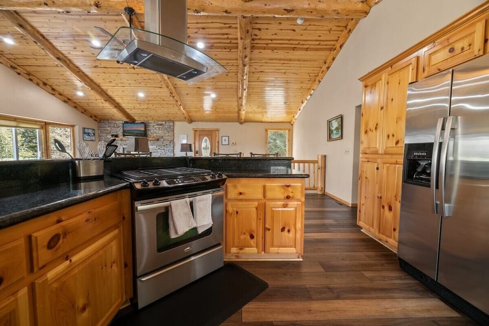 The kitchen triangle is ideal, making breakfast, lunch and dinner a breeze.