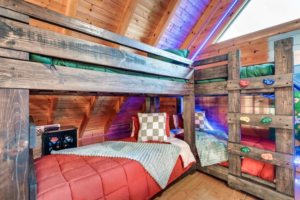 Got little ones in tow? No problem - they'll love the double bunks in this space, which offer plenty of room for sleep and play. And with their own dedicated area, you can enjoy some peace and quiet while they have the time of their lives. Win-win!