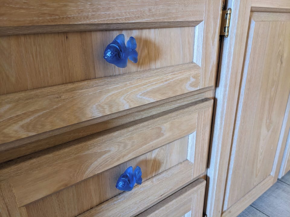 Coastal touches in the bathroom.