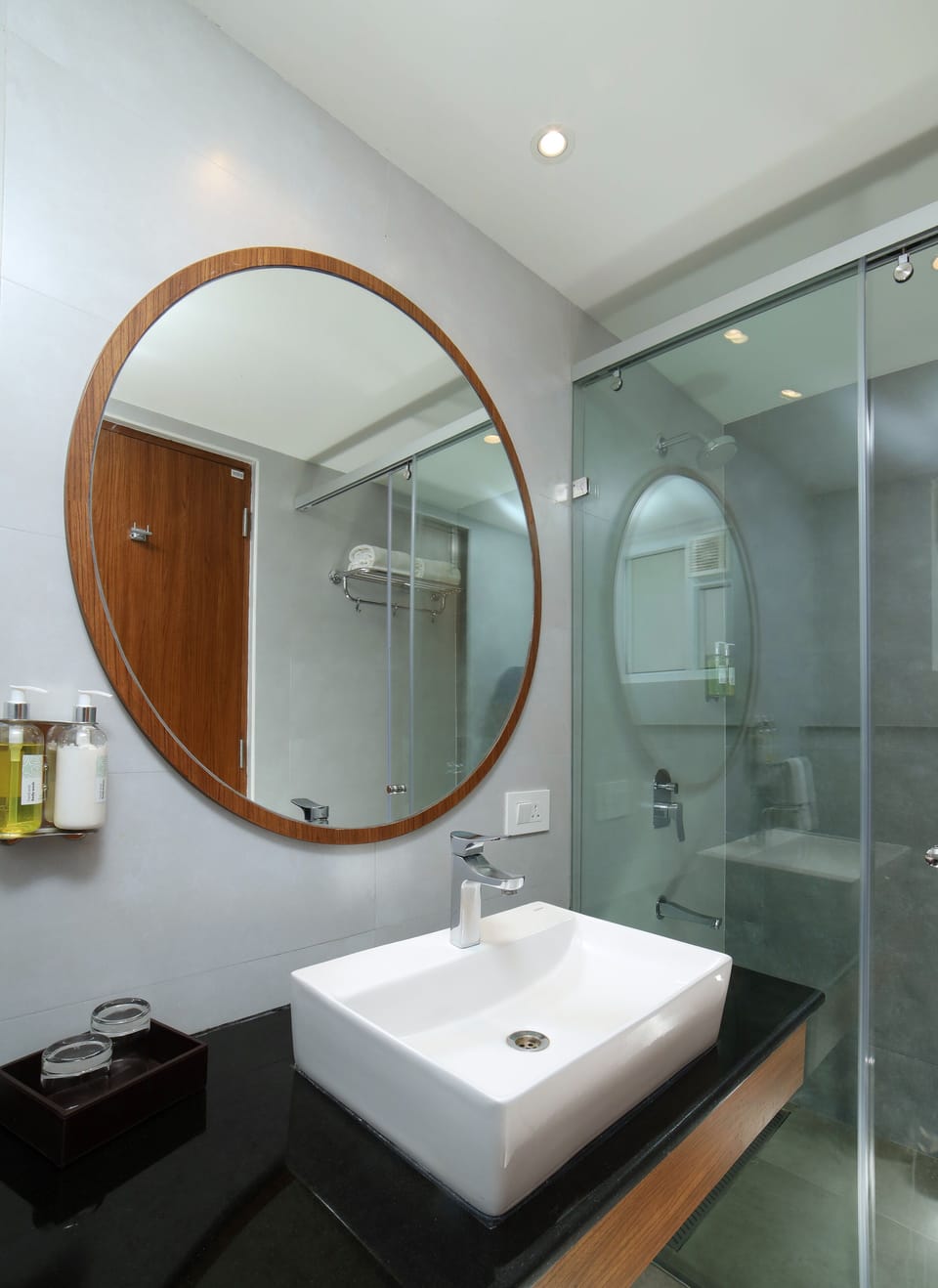 Shower, rainfall showerhead, free toiletries, towels