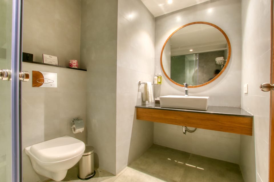 Shower, rainfall showerhead, free toiletries, towels