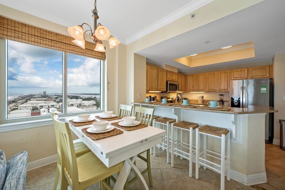 Crystal Tower 1009 Dining & Kitchen