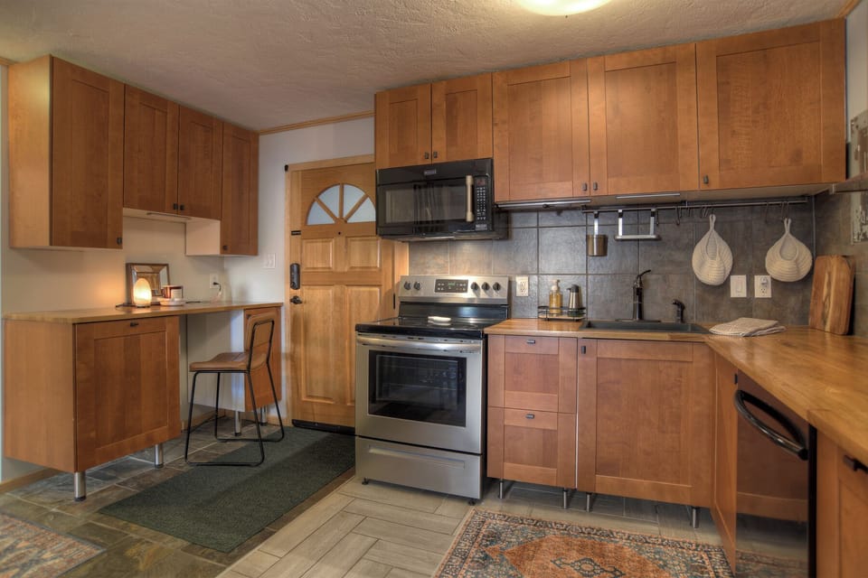 Full Kitchen and Desk