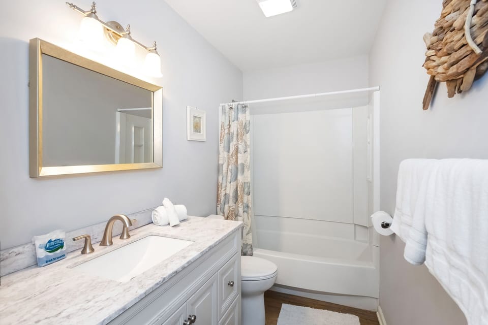 Upstairs hall bathroom with tub / shower
