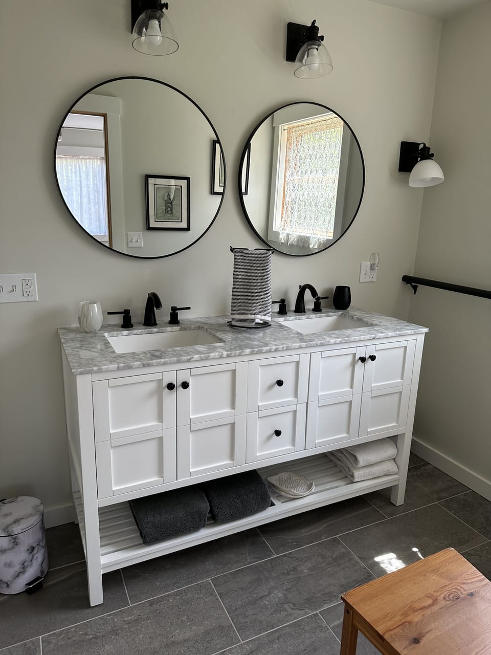 Master double sink - 2nd floor
