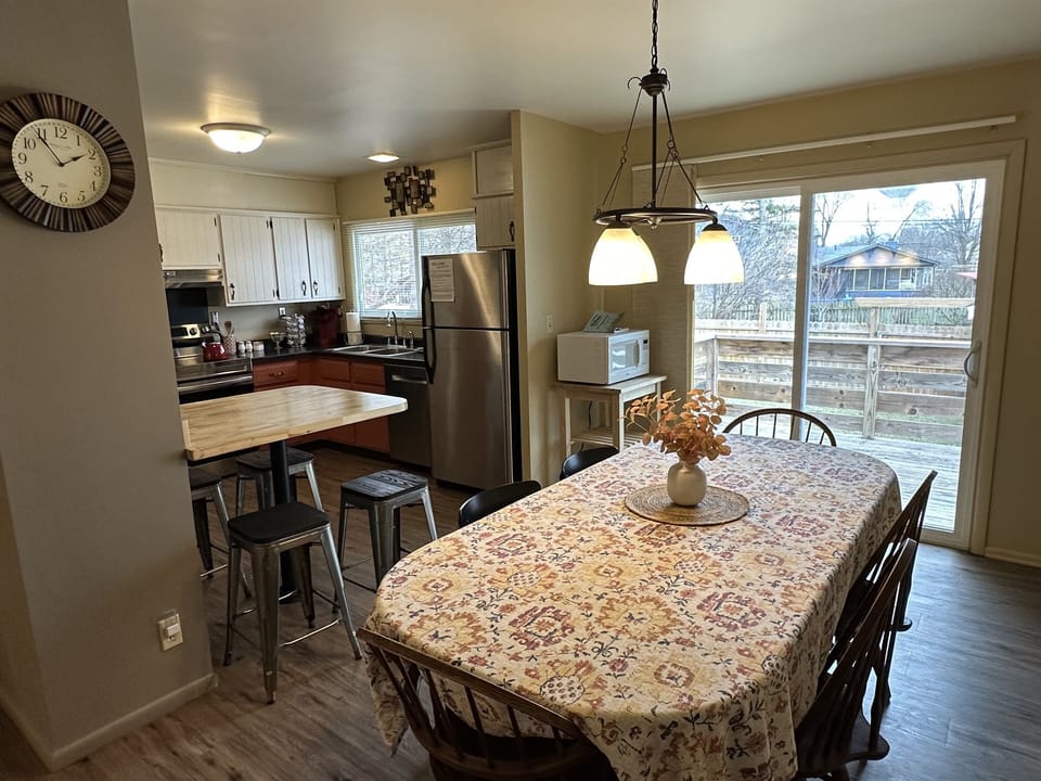 seating for 6+ in dining room