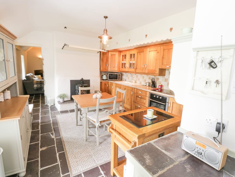 Cottage | Private kitchen | Electric kettle, toaster, cookware/dishes/utensils