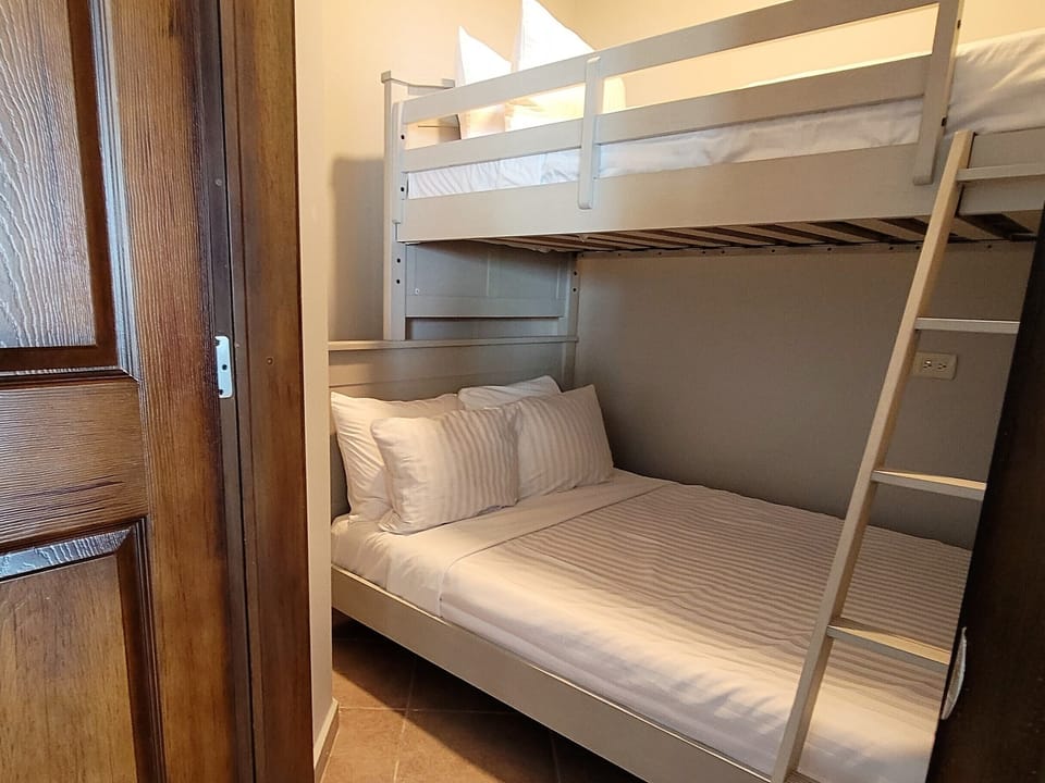 Bunk room (full and twin size beds)