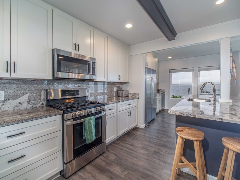 Gas stove, side-by-side refrigerator/freezer, wine cooler and bar area