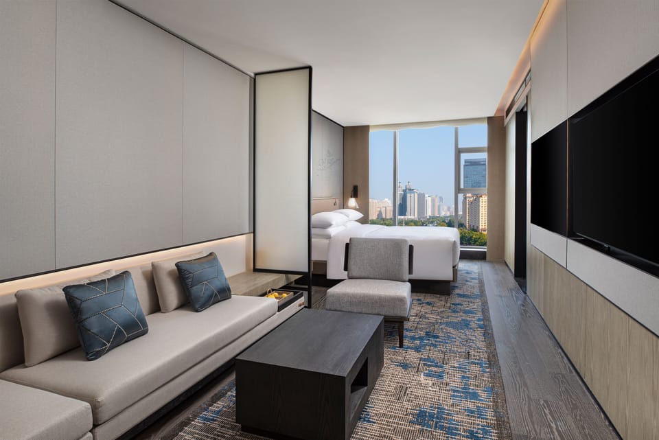 Business Studio Suite, 1 King Bed, Smoking | Minibar, in-room safe, laptop workspace, blackout drapes
