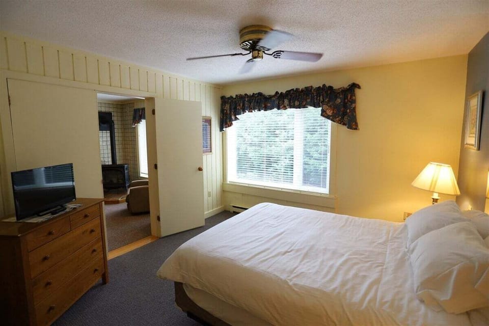 Master Bedroom with attached Bath in Vaction Condo in Waterville Valley