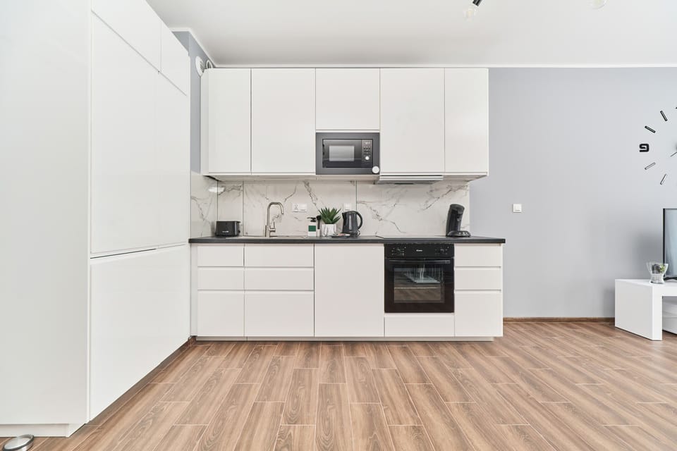 Modern, fully equipped kitchenette. 
