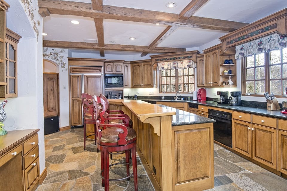 House, 5 Bedrooms | Private kitchen | Fridge, oven, coffee/tea maker, toaster