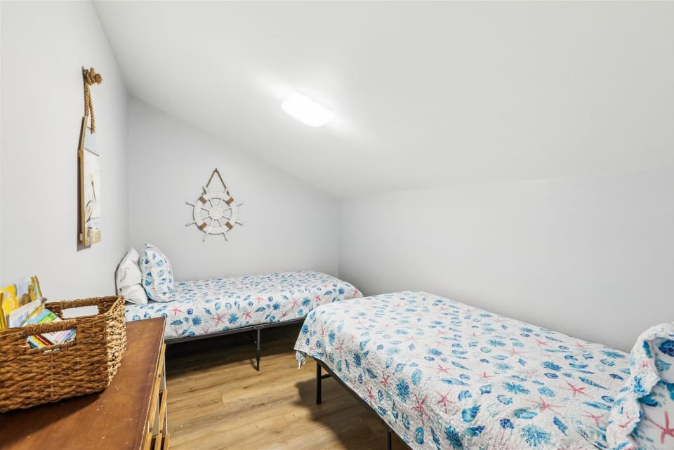 Additional Guest Bedroom with Two Twin Beds at 1402 South Beach Villas