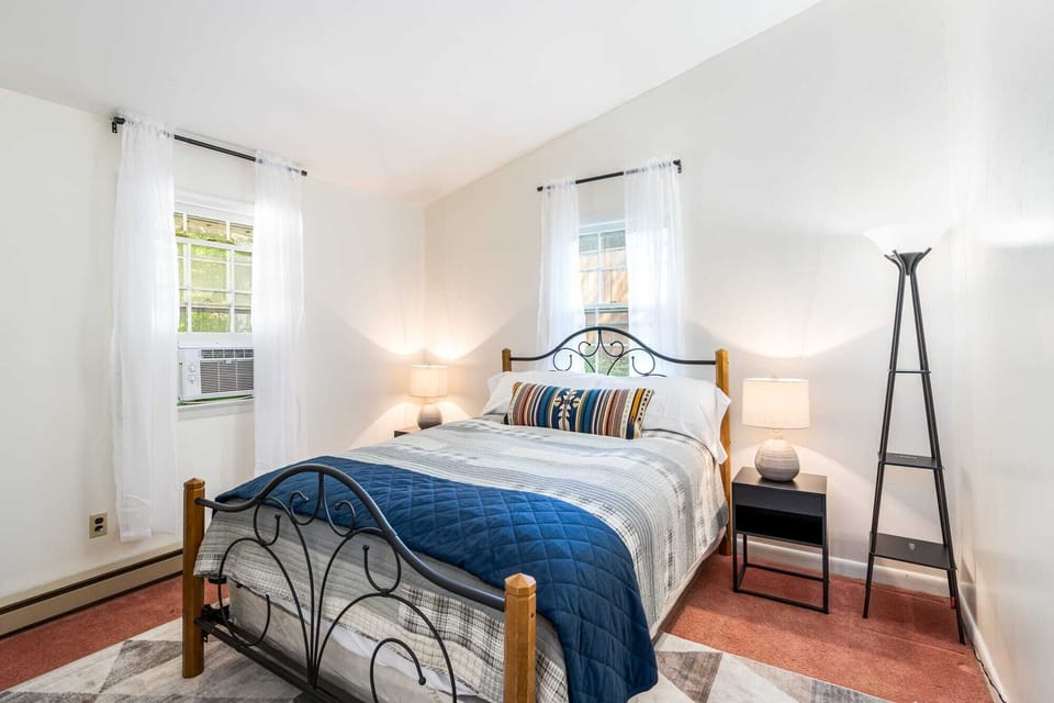 Bedroom 1 - Queen Bed