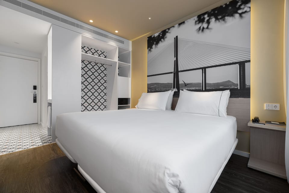 Hypo-allergenic bedding, in-room safe, desk, soundproofing