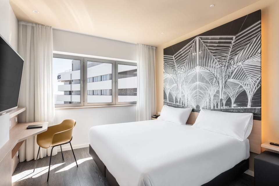 Hypo-allergenic bedding, in-room safe, desk, soundproofing