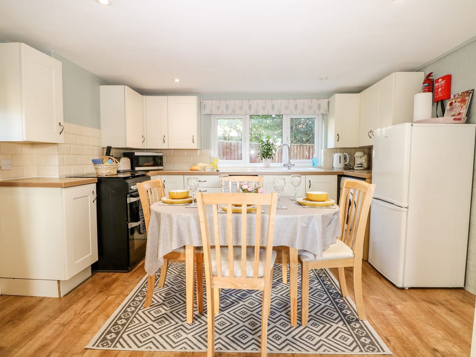 Cottage | Private kitchen | Fridge, dishwasher, electric kettle, toaster