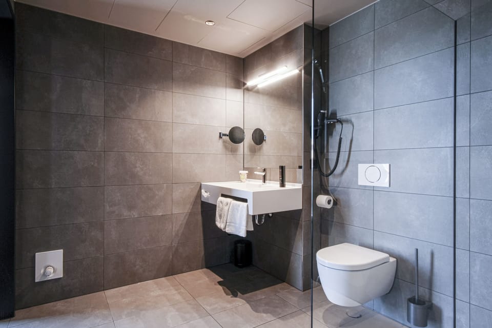 Shower, hair dryer, heated floors, towels