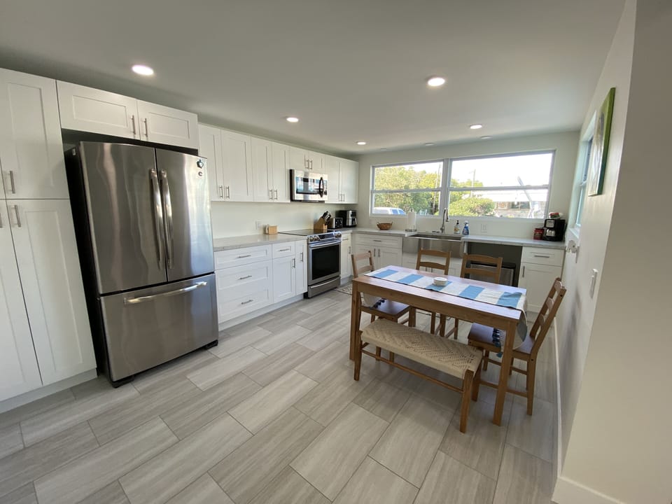 Kitchen and dining for 6.