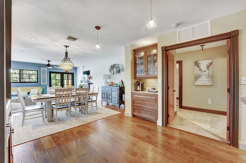 Dining room & coffee bar