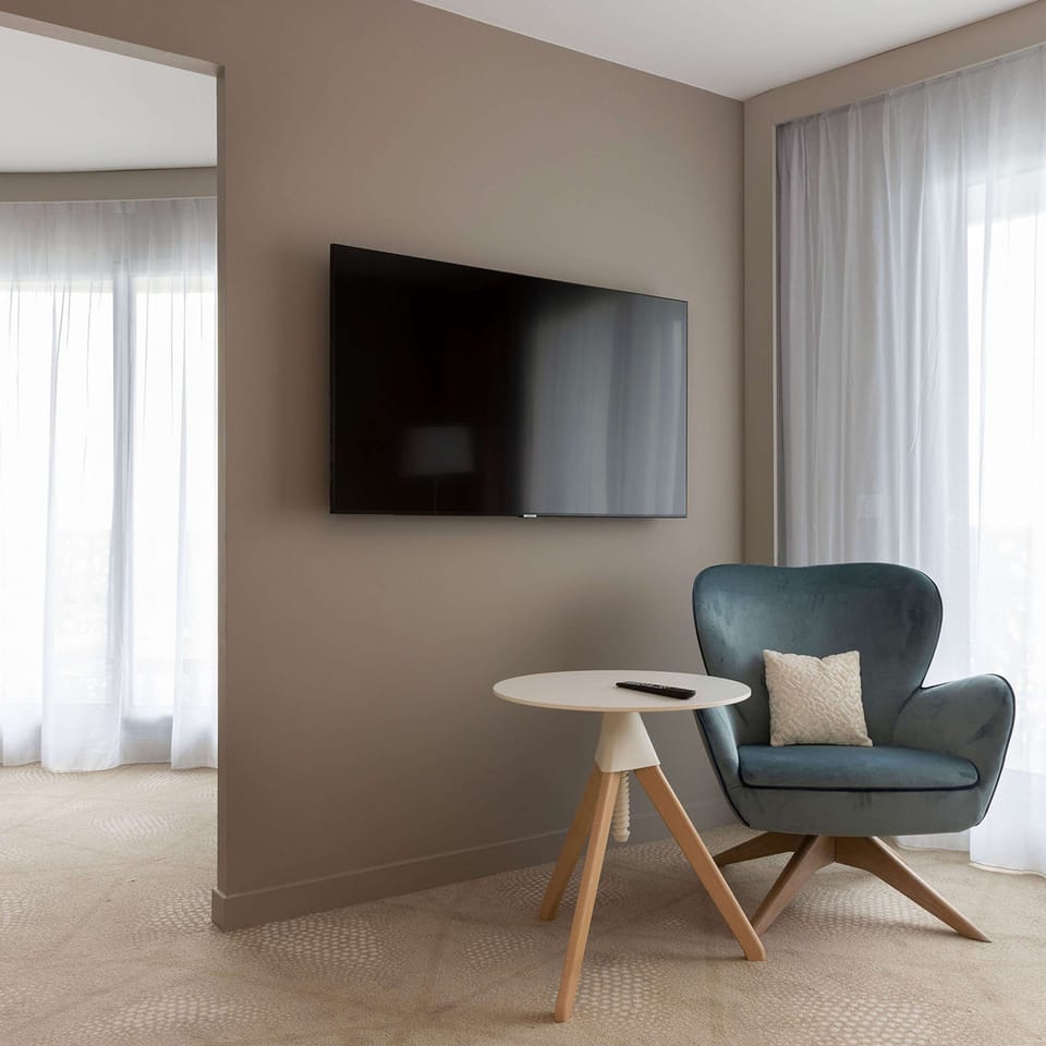 Suite, 1 Bedroom | In-room safe, desk, blackout drapes, soundproofing