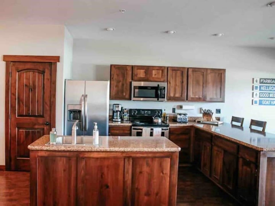 Full kitchen stocked with all cooking essentials!