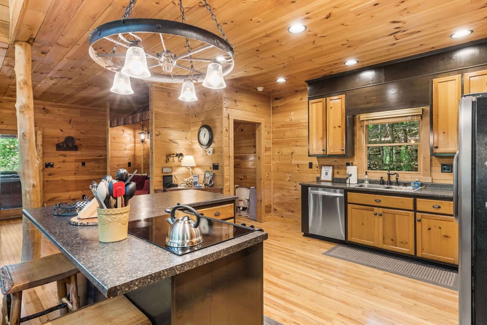 SPACIOUS ALL GRANITE KITCHEN