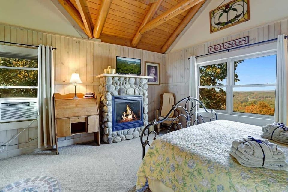 TOP FL LEFT KING SUITE w/GAS LOG FIREPLACE