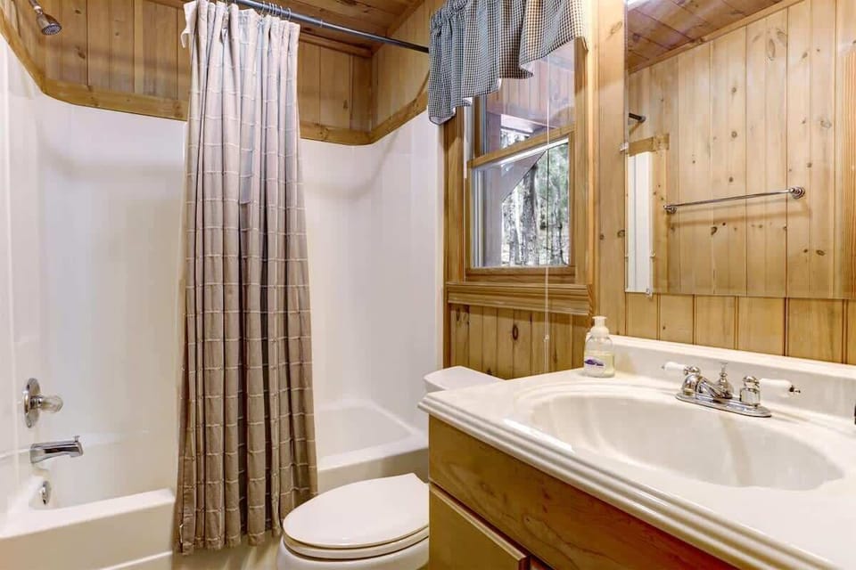 QUEEN ENSUITE FULL BATHROOM