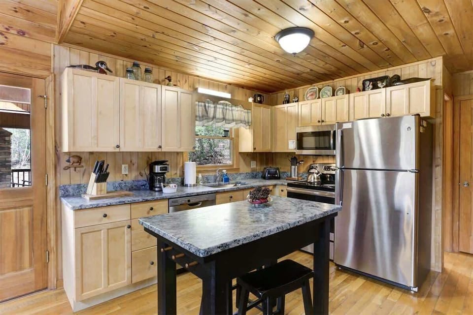KITCHEN & ISLAND