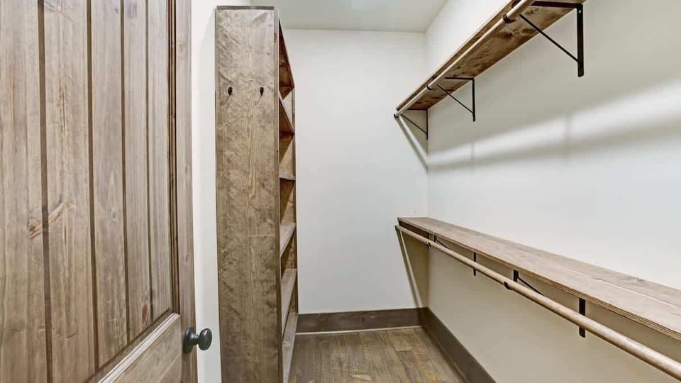 MASTER KING SUITE WALK-IN CLOSET