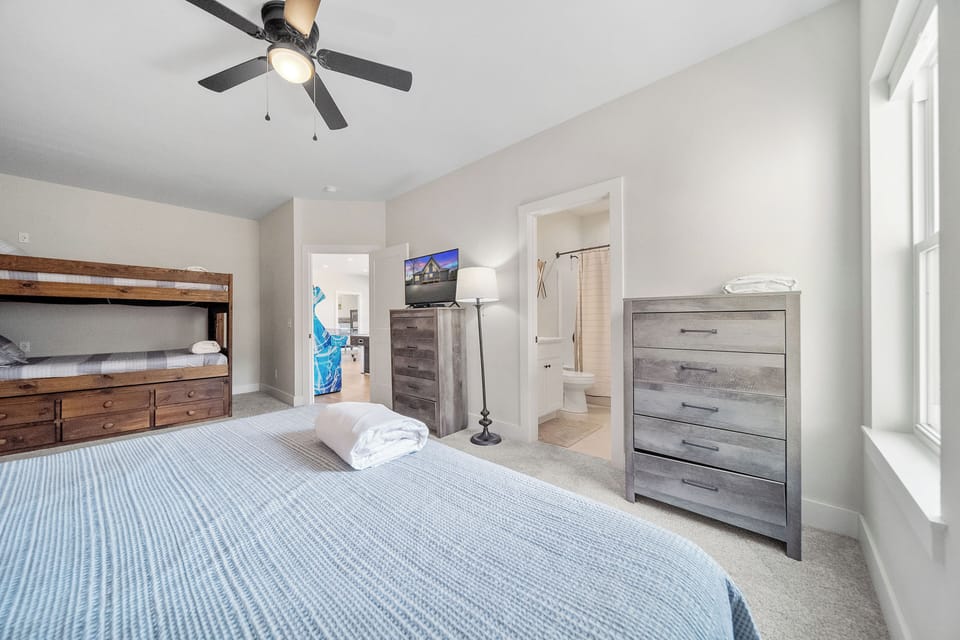 Bedroom 6 (1xKing, 2xFull, 1xTwin)