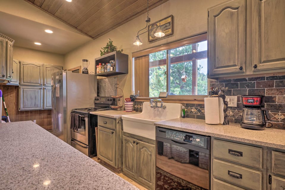 Fully Equipped Kitchen | Dishware & Flatware Provided